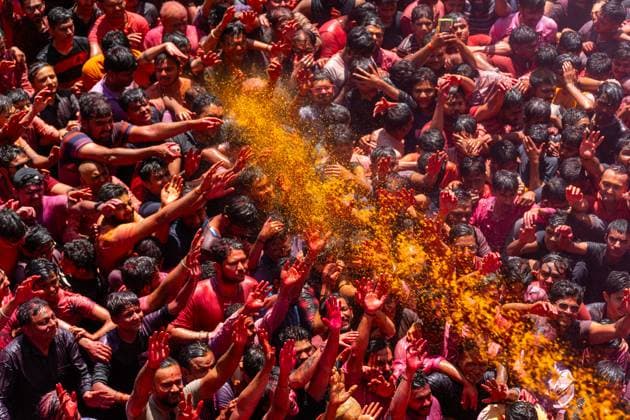 News Themen der Woche KW11 News Bilder des Tages March 14, 2025, Ahmedabad, Gujarat, India: Thousands of devotees cheered as colored water and colored powder were sprayed on them by a priest during the celebrations of the colorful Holi festival at the Swaminarayan temple in Kalupur, Ahmedabad, India, on Friday, March 14, 2025. During the celebration, people smear scented powder-based colors on each other s faces. Ahmedabad India - ZUMAs263 20250314_zip_s263_026 Copyright: xSaurabhxSirohiyax