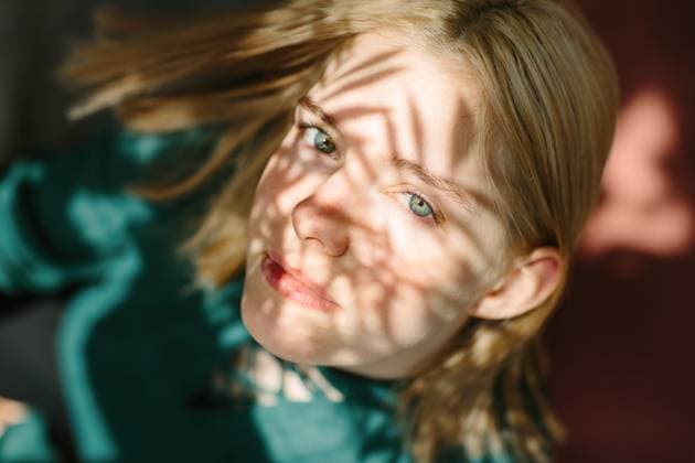 Creative Highlights Symbolfotos A captivating portrait of a teenager with sunlit shadows creating patterns on their face, producing an artistic and introspective mood. The light accentuates their thoughtful expression. Model Released CamilleGirard_ID26913_776689_020 Copyright: xCamillexGirardx
