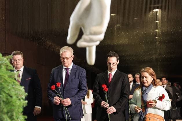 News Themen der Woche KW11 News Bilder des Tages RUSSIA, MOSCOW - MARCH 14, 2025: A flower laying ceremony at the Grief statue group during a visit by the heads of diplomatic missions of Latin American and Carribean countries to the Victory Museum on Poklonnaya Hill. The event took place in the run up to celebrations marking 80 years since Allied Victory in WWII. Mikhail Sinitsyn TASS  79099463