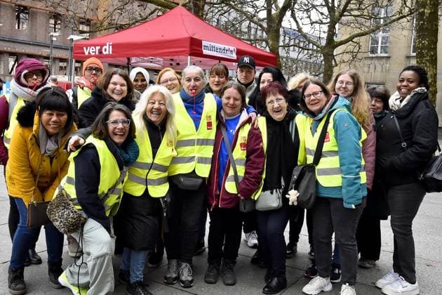 News Themen der Woche KW11 News Bilder des Tages Reinigungskräfte streiken in Bochum ** NUR FÜR REDAKTIONELLE ZWECKE ** EDITORIAL USE ONLY **<p>Reinigungskräfte aus dem Bereich Schulgebäude, Schultoiletten etc. streiken am 14.3.2025 vor dem Rathaus am Willy-Brandt-Platz in Bochum Deutschland NRW Bochum Copyright: JürgenxTheobald *** Cleaning staff on strike in Bochum FOR EDITORIAL PURPOSES ONLY EDITORIAL USE ONLY p Cleaning staff from school buildings, school toilets etc are on strike on 14 3 2025 in front of the town hall at Willy Brandt Platz in Bochum Germany NRW Bochum Copyright JürgenxTheobald Copyright: JürgenxTheobald doc7zrhw23yx5vxxiq3dyb ,EDITORIAL USE ONLY