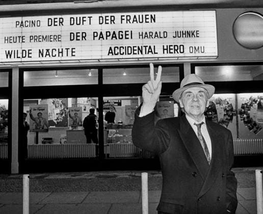 Archivbilder der Woche KW11 Harald Juhnke bei der Premiere des Films der Papagei am 18.3.93 in Berlin *** Harald Juhnke at the premiere of the film der Papagei on 18 3 93 in Berlin