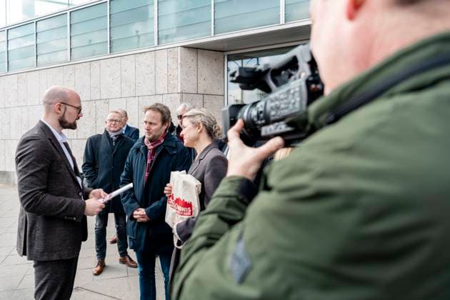 News Themen der Woche KW11 News Bilder des Tages Aktion vor den Parteizentralen von CDU und SPD Silke Ehrbar, Kämmerin und Beigeordnete der Stadt Gladbeck, und Martin Murrack, Stadtdirektor und Stadtkämmerer der Stadt Duisburg, beide Vertreter des Aktionsbündnisses, setzten sich am 14.03.2025 bei CDU und SPD für Lösungen in der kommunalen Finanzkrise ein. Vor der CDU-Parteizentrale in Berlin - dem Konrad-Adenauer-Haus - trafen sie sich mit Florian Bilic, Mitglied des Deutschen Bundestages. *** Action in front of the CDU and SPD party headquarters Silke Ehrbar, treasurer and alderwoman of the city of Gladbeck, and Martin Murrack, city director and city treasurer of the city of Duisburg, both representatives of the action alliance, lobbied the CDU and SPD for solutions to the municip Copyright: xEVENTPRESSxJeremyxKnowlesx