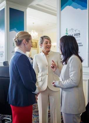 Annalena Baerbock (Buendnis 90 Die Gruenen), Bundesaussenministerin, aufgenommen im Rahmen ihrer Teilnahme am Treffen der G7 Aussenministerinnen und Aussenminister in Charlevoix, Kanada. Hier mit Melanie Joly (M), Aussenministerin von Kanada, und Kaja Kallas, Hoher Vertreter der EU fuer Aussen- und Sicherheitspolitik. Fotografiert im Auftrag des Auswaertigen Amtes Charlevoix Kanada Copyright: xThomasxKoehler AAx