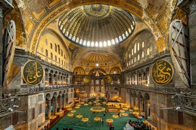 Hagia Sophia Innenraum der heutigen Moschee Hagia Sophia oder Sophienkirche, ehemalige byzantinische Kirche und Museum in Istanbul, Türkei The Hagia Sophia Grand Mosque interior, former Byzantine church and Museum in Istanbul, Turkey *** Hagia Sophia Interior of todays mosque Hagia Sophia or Church of St. Sophia, former Byzantine church and museum in Istanbul, Turkey The Hagia Sophia Grand Mosque interior, former Byzantine church and Museum in Istanbul, Turkey