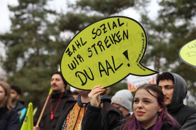 News Themen der Woche KW11 News Bilder des Tages Eine Demonstrantin der Verdi-Jugend mit Schild Zahl sozial, wir streiken, Du Aal während einer Kundgebung zu Beginn der dritten Runde der Tarifverhandlungen für den öffentlichen Dienst von Bund und Kommunen am Kongresshotel in Potsdam, 14. März 2025. Gewerkschaften fordern u.a. acht Prozent mehr Lohn. Tarifverhandlungen in Potsdam *** A Verdi youth demonstrator with a sign Zahl sozial, wir streiken, Du Aal during a rally at the start of the third round of collective bargaining for the federal and local public services at the Kongresshotel in Potsdam, 14 March 2025 Unions demand, among other things, eight percent more wages Collective bargaining in Potsdam