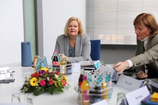 News Themen der Woche KW11 News Bilder des Tages Nancy Faeser (SPD, Bundesinnenministerin) und Karin Welge (SPD, Präsidentin der Vereinigung der kommunalen Arbeitgeberverbände VKA und Oberbürgermeisterin von Gelsenkirchen), v.l., sitzen am Verhandlungstisch zu Beginn der dritten Runde der Tarifverhandlungen für den öffentlichen Dienst von Bund und Kommunen im Kongresshotel in Potsdam, 14. März 2025. Gewerkschaften fordern u.a. acht Prozent mehr Lohn. Tarifverhandlungen in Potsdam *** Nancy Faeser SPD, Federal Minister of the Interior and Karin Welge SPD, President of the Federation of Municipal Employers Associations VKA and Mayor of Gelsenkirchen , from left, sit at the negotiating table at the start of the third round of collective bargaining for the federal and municipal public s
