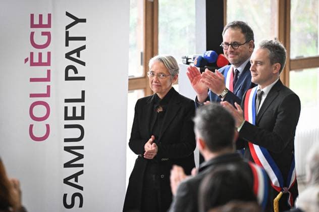 Bilder des Jahres 2025, News 03 März News Themen der Woche KW11 News Bilder des Tages Ceremony In Honor Of Murdered Teacher Samuel Paty - France A plaque bearing the teacher s name Samuel Paty is unveiled during a ceremony with Gaelle Paty, sister of Samuel Paty and Elisabeth Borne, French Minister of Education, Higher Education and Research at which the College du Bois d Aulne, where Samuel Paty was teaching when he was murdered, will officially take his name at the College Samuel Paty in Conflans-Sainte-Honorine, France on March 14, 2025. Photo by Tomas Stevens ABACAPRESS.COM Conflans-Sainte-Honorine France  Copyright: xStevensxTomas ABACAx