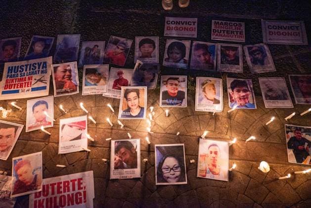 Bilder des Jahres 2025, News 03 März News Themen der Woche KW11 News Bilder des Tages March 14, 2025, Quezon City, Quezon, Philippines: A candle lighting was held for those who were killed during the war on drugs at a protest to demand conviction for former Philippine President Duterte. Duterte appeared via video link his first court hearing at the International Criminal Court in The Hague on Friday, where he faces murder allegations stemming from his war on drugs. Quezon City Philippines - ZUMAy102 20250314_zip_y102_014 Copyright: xKenosisxYapx