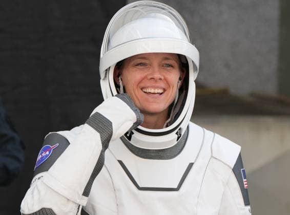 News Themen der Woche KW11 News Bilder des Tages SpaceX NASA Crew-10 mission NASA Astronaut Nichole Ayers laughs as she leaves the Operations and Checkout Building to board a Dragon capsule atop a Falcon 9 rocket at the Kennedy Space Center, Florida on Friday, March 14, 2025. Ayers will join JAXA Astronaut Takuya Onishi, Roscosmos Cosmonaut Kirill Peskov and NASA Astronaut Anne McClain as they travel to the International Space Station to replace four members of the Crew-9 team.  KSP20250314640 PATxBENIC
