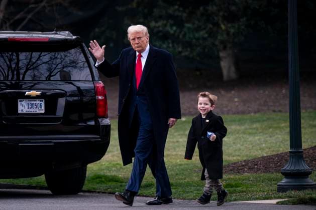 News Themen der Woche KW11 News Bilder des Tages President Donald Trump walks with ÃÜ A-Xii, the son of White House Senior Advisor Elon Musk, as he prepares to board Marine One to Washington, DC, en route to his home in Palm Beach, Florida, on Friday, March 14, 2025.  WAX20250314560 AlxDrago