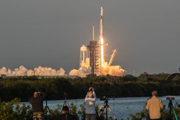 News Themen der Woche KW11 News Bilder des Tages Crew 10 Launch A SpaceX Falcon 9 rocket lifts off from launch pad 30A at the Kennedy Space Center, carrying four astronauts to the Space Station. Kennedy Space Center United States  Copyright: xManuelxMazzantix originalFilename: mazzanti-notitle250314_npW7h.jpg