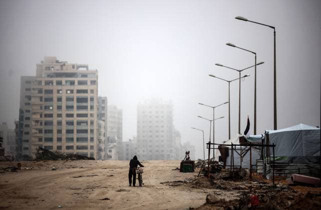 Bilder des Jahres 2025, News 03 März News Themen der Woche KW11 Daily Life In Gaza, Palestine A Palestinian man rides a bicycle along Rashid Street during the fog in Gaza City, on March 15, 2025. Gaza Palestine  Copyright: xMajdixFathix originalFilename: fathi-notitle250315_nptSL.jpg