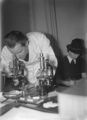 Dr. Erik Sköld. Pionier der Hämophilieforschung. Er gründete das allererste schwedische Blutzentrum. Seine Arbeit umfasste die Erforschung aller Hämophilie Familien und Einzelpersonen. Seine Klinik war die einzige in Schweden. Schweden November 1939 Kristoffersson ref 17 5 Doctor Erik Sköld. Research pioneer of hemophilia. He started Swedens very first blood center. His work included the research of the all Hemophilia families and individuals. His clinic was the only one in Sweden. Sweden november 1939 Kristoffersson ref 17-5 Copyright: imageBROKER Sjoberg ibljsj12897869.jpg