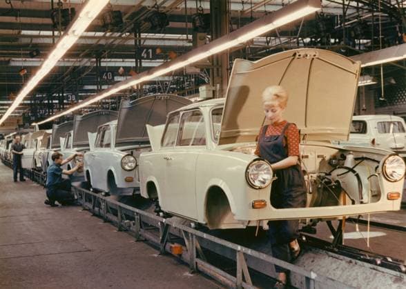 Der Trabant. Ostdeutscher VEB Sachsenring Automobilwerk. Die Produktion des Trabant begann 1957 und dauerte bis 1991. Insgesamt wurden 3 051385 Trabants hergestellt. Der Trabant wurde als Antwort der DDR auf den Volkswagen und die Vision eines Volkswagens entwickelt. Er wurde Trabbi oder Trabi genannt und war das am meisten verbreitete Auto in Ostdeutschland. In der Zeit des Mauerfalls wurde der Trabant zu einer Art Symbol für Ostdeutschland. Foto aus der Trabant Fabrik in Sachsen in den 1960er Jahren. Die junge Frau, die am Fließband steht, trägt die typische Frisur der 1960er Jahre, den Beehive. Eine beliebte Frisur dieser Zeit, bei der das Ziel darin bestand, Volumen und Höhe zu schaffen und den Nacken kahl und elegant zu lassen The Copyright: imageBROKER Sjoberg ibljsj12898648.jpg