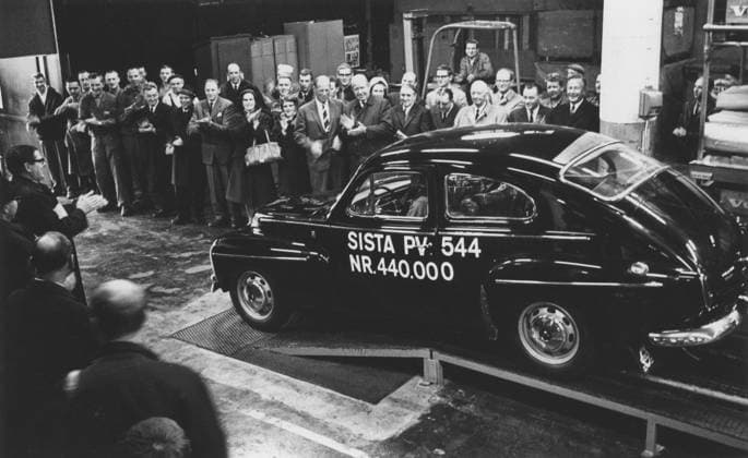 Volvo in den 1960er Jahren. Arbeiter und Angestellte der Volvo Autofabrik in Lundby versammelten sich am 20. Oktober 1965 am Ende des Fließbandes, um mitzuerleben, wie das letzte Volvo Modell PV544 vom Band rollte. Insgesamt wurden von diesem Modell, das seit dem 25. August 1958 in Produktion war, etwa 250 000 Fahrzeuge hergestellt. Der Wagen wurde direkt zum Volvo Museum gefahren Volvo om the 1960s. Workers and staff at the Volvo car factory in Lundby have gathered at the end of the assembly line on october 20 1965 to witness the last of the Volvo model PV544 rolling off finished. In total circa 250 000 cars of the model was made and had been in production since august 25 1958. The car was driven directly to the Volvo museum Copyright: imageBROKER Sjoberg ibljsj12898599.jpg
