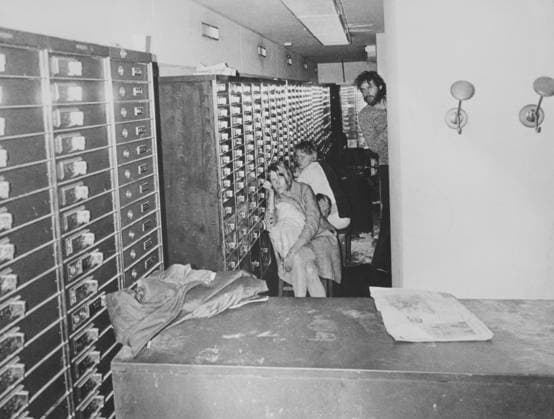 Der Überfall auf den Norrmalmstorg vom 23. bis 28. August 1973. Kreditbanken am Normmalmstorg in Stockholm. Das erste kriminelle Ereignis in Schweden, das live im Fernsehen übertragen wurde. Jan Erik Olsson war der Räuber und wurde von seinem ehemaligen Zellengenossen und Freund Clark Olofsson in der Bank begleitet. Die Räuber gaben auf, woraufhin die Polizei Tränengas einsetzte, niemand der Geiseln wurde verletzt. Ein Banküberfall und eine Geiselnahme, die als Ursprung des Begriffs Stockholm Syndrom bekannt ist. Dabei handelt es sich um einen Zustand, bei dem Geiseln eine physische Bindung zu ihren Entführern entwickeln. Von der Polizei mit einer in die Bank heruntergelassenen Kamera aufgenommenes Bild, das den Bankräuber Clark Olofsson u Copyright: imageBROKER Sjoberg ibljsj12900430.jpg