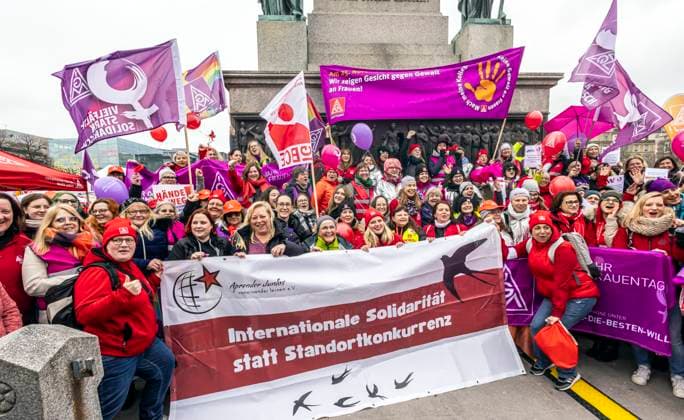 Bilder des Jahres 2025, News 03 März News Themen der Woche KW11 Aktionstag der IG Metall in Stuttgart. Metaller und Metallerinnen kämpfen für die Zukunft der Industriearbeitsplatz. Ihre Forderungen: Arbeitgeber soll sich zu den Standorten bekennen, den Abbau von Arbeitsplätzen beenden und auf Standortschließungen und Verlagerungen verzichten. Die Gewerkschaft spricht von 25000 Teilnehmern. 15.03.2025: Stuttgart, Baden-Württemberg, Deutschland, Europa *** IG Metall action day in Stuttgart Metalworkers fight for the future of industrial jobs Their demands Employer should commit to the sites, stop job cuts and refrain from site closures and relocations The union speaks of 25,000 participants 15 03 2025 Stuttgart, Baden Württemberg, Germany, Europe