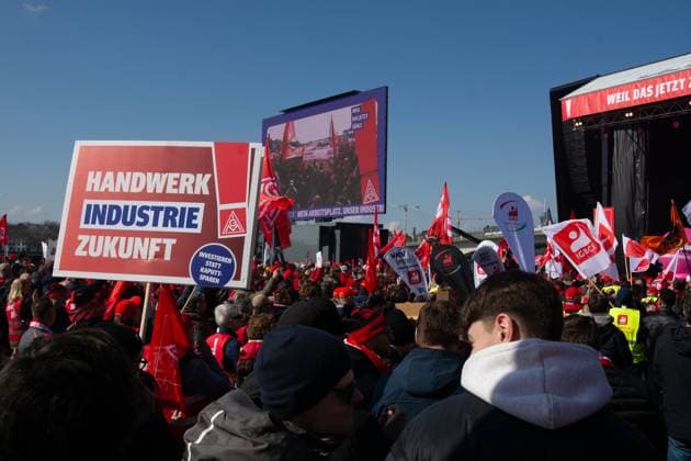 Bilder des Jahres 2025, News 03 März News Themen der Woche KW11 IG Metall Union Calls For Rally For Better Political Policy For Automaker And Steel Industry In Cologne More than 20,000 industrial workers gather in Cologne, Germany, on March 15, 2025, to demand better political policies to support the steel and automaker industries in Germany amid a financial crisis in these sectors. Cologne Germany  Copyright: xYingxTangx originalFilename: tang-notitle250315_npvxv.jpg