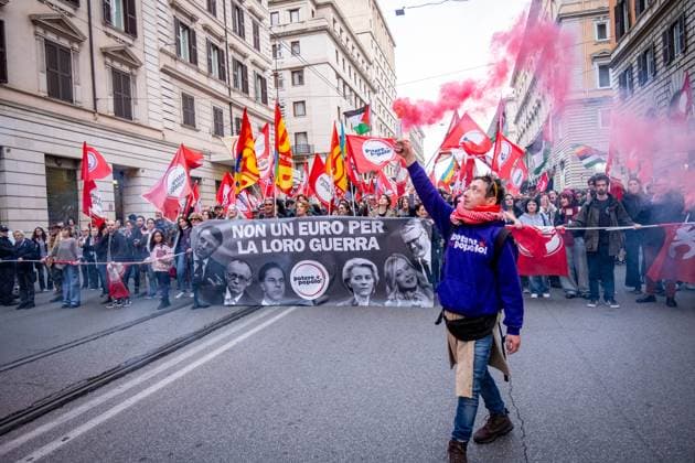 Bilder des Jahres 2025, News 03 März News Themen der Woche KW11 News Bilder des Tages Italien, Protest in Rom gegen Pläne zur europäischen Aufrüstung March 15, 2025, Rome, Rm, Italy: Thousands take part in the march against the rearmament program ReArm Europe currently being discussed among the countries of the European Union. No to rearmament in Europe! No to common defense! No to the war economy! are the words of the participants. Not a single euro for their war reads the banner. Rome Italy - ZUMAg256 20250315_znp_g256_038 Copyright: xMarcoxDixGianvitox