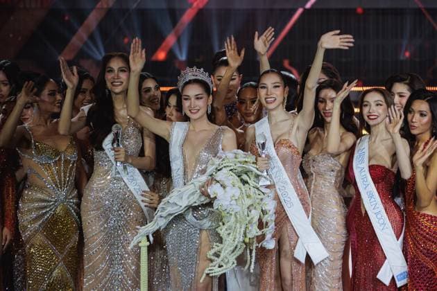 Bilder des Jahres 2025, Entertainment 03 März Entertainment Themen der Woche KW11 Entertainment Bilder des Tages Miss Tiffany Pageant 2025 in Pattaya, Thailand - 15 Mar 2025 Preeyakorn Pohnprom, Miss Tiffany 2025 wearing a winner crown waves at the crowd with others contestants. Miss Tiffany is a beauty pageant for Thai transgender women in Pattaya, Thailand taking place annually since 1998 by Tiffany s Show Pattaya Co.,Ltd. Miss Tiffany Pageant also known as the first and the biggest pageant for transgender women in Thailand which is open to all transgender women who may or may not have gone through sex reassignment surgery, or who simply crossdress and or live their lives as females. Pattaya Thailand Copyright: xVaruthxPongsapipattx xSOPAxImagesx _U2A6448