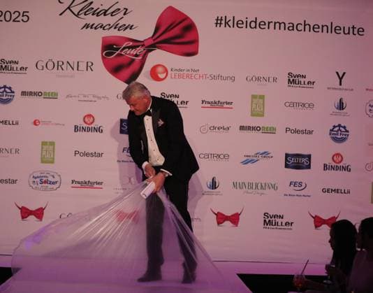15.03.2025 Neu-Isenburg, Hotel Hilton Kleider machen Leute Benefiz Gala Modenschau - Prominente auf dem Catwalk Veranstlter Sven Müller macht die Folie vom Catwalk DFL DFB REGULATIONS PROHIBIT ANY USE OF PHOTOGRAPHS AS IMAGE SEQUENCES AND OR QUASI-VIDEO.