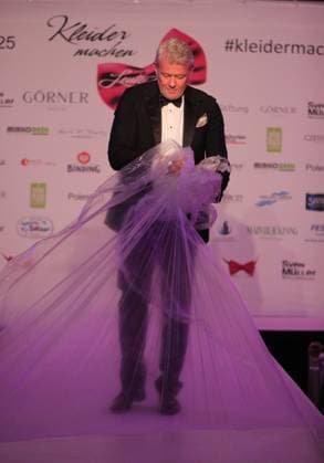 15.03.2025 Neu-Isenburg, Hotel Hilton Kleider machen Leute Benefiz Gala Modenschau - Prominente auf dem Catwalk Veranstlter Sven Müller macht die Folie vom Catwalk DFL DFB REGULATIONS PROHIBIT ANY USE OF PHOTOGRAPHS AS IMAGE SEQUENCES AND OR QUASI-VIDEO.
