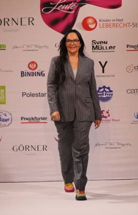 15.03.2025 Neu-Isenburg, Hotel Hilton Kleider machen Leute Benefiz Gala Modenschau - Prominente auf dem Catwalk Natascha Ochsenknecht ehemaliges Model DFL DFB REGULATIONS PROHIBIT ANY USE OF PHOTOGRAPHS AS IMAGE SEQUENCES AND OR QUASI-VIDEO.