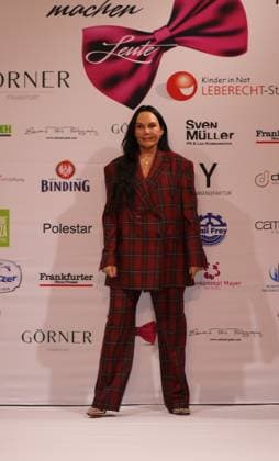15.03.2025 Neu-Isenburg, Hotel Hilton Kleider machen Leute Benefiz Gala Modenschau - Prominente auf dem Catwalk Natascha Ochsenknecht ehemaliges Model DFL DFB REGULATIONS PROHIBIT ANY USE OF PHOTOGRAPHS AS IMAGE SEQUENCES AND OR QUASI-VIDEO.