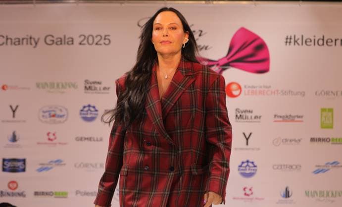 15.03.2025 Neu-Isenburg, Hotel Hilton Kleider machen Leute Benefiz Gala Modenschau - Prominente auf dem Catwalk Natascha Ochsenknecht ehemaliges Model DFL DFB REGULATIONS PROHIBIT ANY USE OF PHOTOGRAPHS AS IMAGE SEQUENCES AND OR QUASI-VIDEO.