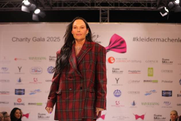 15.03.2025 Neu-Isenburg, Hotel Hilton Kleider machen Leute Benefiz Gala Modenschau - Prominente auf dem Catwalk Natascha Ochsenknecht ehemaliges Model DFL DFB REGULATIONS PROHIBIT ANY USE OF PHOTOGRAPHS AS IMAGE SEQUENCES AND OR QUASI-VIDEO.
