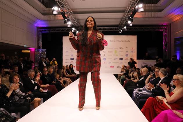15.03.2025 Neu-Isenburg, Hotel Hilton Kleider machen Leute Benefiz Gala Modenschau - Prominente auf dem Catwalk Natascha Ochsenknecht ehemaliges Model DFL DFB REGULATIONS PROHIBIT ANY USE OF PHOTOGRAPHS AS IMAGE SEQUENCES AND OR QUASI-VIDEO.