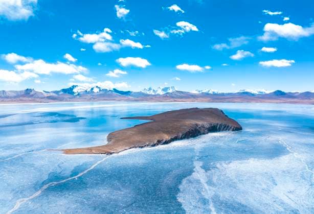 Creative Highlights World LHOKA, CHINA - MARCH 15: Aerial view of the frozen Puma Yumco Lake begins to melt as the temperature rises with the coming of spring on March 15, 2025 in Lhoka, Xizang Autonomous Region of China.  Copyright: xVCGx 111554963949