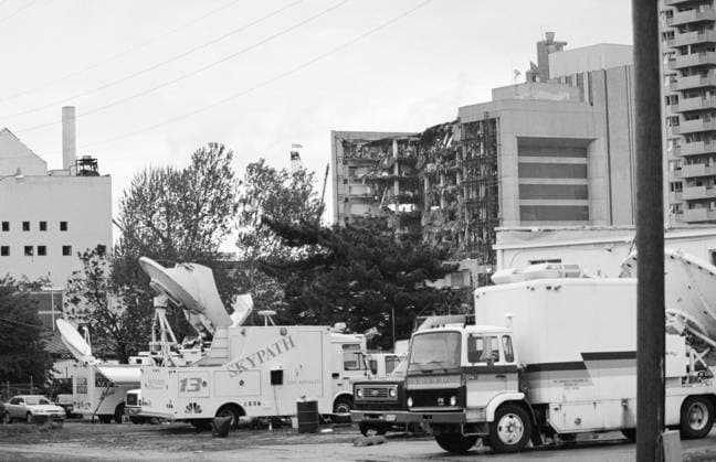 Archivbilder der Woche KW11 USA, Oklahoma City, 22.04.1995 Archiv.: 52-46-21 Sprengstoffanschlag auf ein Regierungsgebaeude Foto: Fernsehuebertragungsautos vor dem zerstoerten Gebaeude Kabinettssitzung *** USA, Oklahoma City, 22 04 1995 Archive 52 46 21 Explosive attack on a government building Photo TV broadcasting cars in front of the destroyed building Cabinet meeting