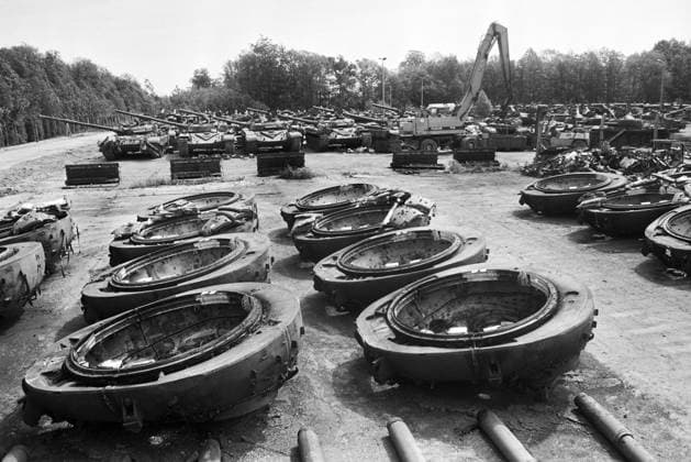 Archivbilder der Woche KW11 Deutschland, Charlottenhof, 23.05.1995 Archiv.: 52-63-24 Zerstoerung der letzten Kampfpanzer aus DDR- Bestaenden Foto: Abgewrackt werden die letzten Kampfpanzer Zerstoerung der letzten Kampfpanzer *** Germany, Charlottenhof, 23 05 1995 Archive 52 63 24 Destruction of the last battle tanks from GDR stocks Photo The last battle tanks are being scrapped Destruction of the last battle tanks