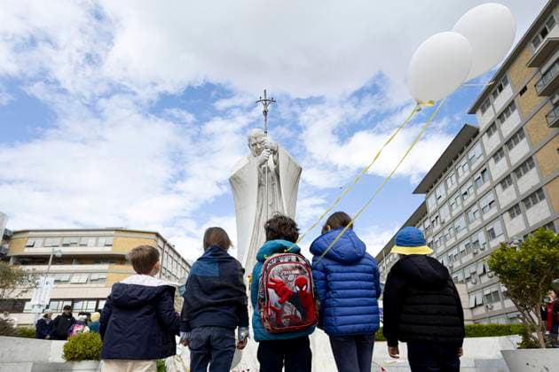 Bilder des Jahres 2025, News 03 März News Themen der Woche KW11 News Bilder des Tages March 16, 2025, Roma, Italia: Children pray next to the statue of late Pope John Paul II outside Agostino Gemelli Hospital where Pope Francis is hospitalized to continues his treatments for bilateral pneumonia, in Rome, Italy, 16 March 2025 .ANSA MASSIMO PERCOSSI Roma Italia  - ZUMAa110 20250316_zaf_a110_017 Copyright: xAnsa MassimoxPercossix