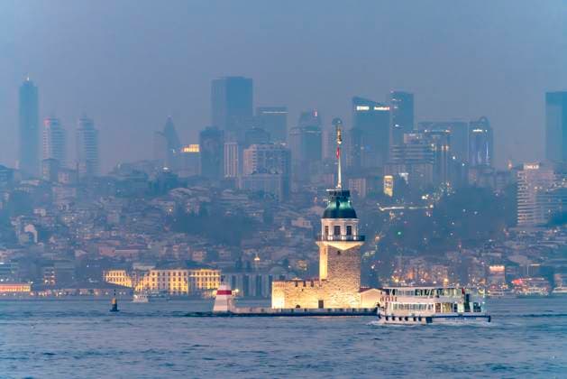 Jungfrauenturm Istanbul Der Leuchtturm Jungfrauenturm, Leanderturm oder Mädchenturm vor der Skyline von Istanbul in der Abenddämmerung, Türkei The Maiden s Tower or Leander s Tower Lighthouse and the Skyline of Istanbul at dusk, Turkey *** Maiden s Tower Istanbul The Maiden s Tower or Leander s Tower Lighthouse and the Skyline of Istanbul at dusk, Turkey
