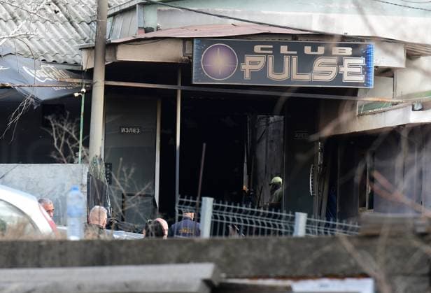 Bilder des Jahres 2025, News 03 März News Themen der Woche KW11 News Bilder des Tages Police, investigators and firefighters are seen in front of night club Pusle in Kocani North Macedonia. More then 50 people died and over 150 people were injured in a fire in night club Pulse in Kocani, North Macedonia, March 16 2025. IMAGO PETR STOJANOVSKI