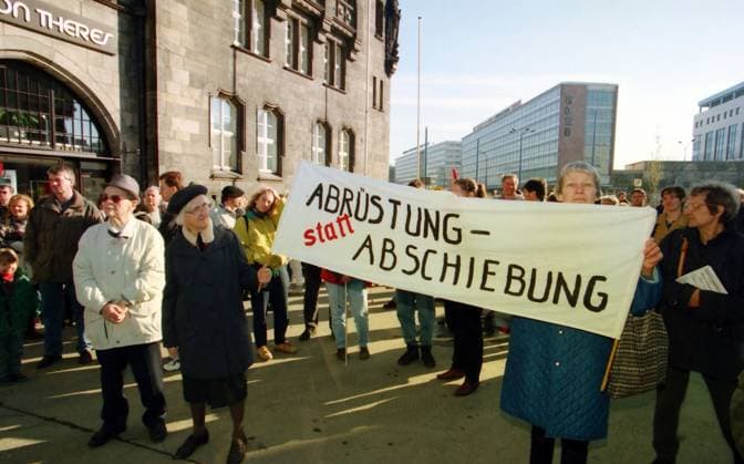 Archivbilder der Woche KW11 Ostermarsch 1998 10.04.1998, Chemnitz, Ostermarsch, 150 Demonstranten liefen 12km quer durch die Chemnitzer Innenstadt, mit Plakaten und Bannern protestierten sie gegen zunehmende soziale, politische und militärische Gewalt auf der Welt Sachsen BRD *** Easter March 1998 10 04 1998, Chemnitz, Easter March, 150 demonstrators walked 12km through the city center of Chemnitz, with posters and banners they protested against increasing social, political and military violence in the world Saxony FRG