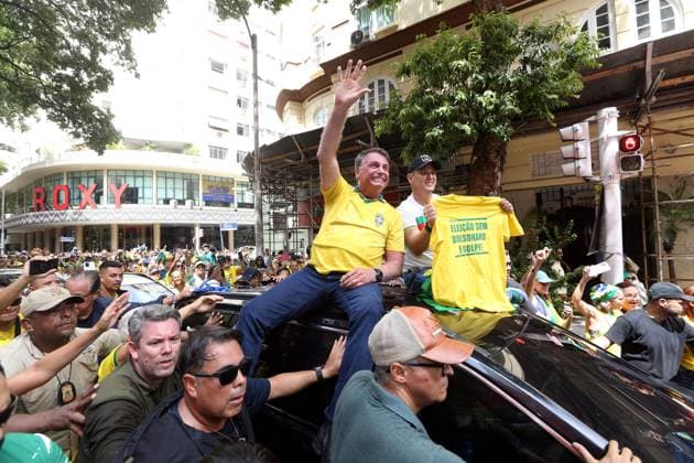 Bilder des Jahres 2025, News 03 März News Themen der Woche KW11 March 16, 2025, Rio De Janeiro, Rio De Janeiro, Brazil: Former President of Brazil JAIR BOLSONARO waves to supporters in a motorcade after speaking on the sands of Copacabana Beach in Rio de Janeiro for a protest aimed at pressuring the National Congress to approve a controversial bill granting amnesty to those jailed for their involvement in the January 8, 2023, attacks in Brazilia. The rally comes just nine days before BrazilÃ¢â‚¬â ¢s Supreme Court scheduled a crucial March 25 hearing where a five-justice panel will decide if former President Jair Bolsonaro faces trial for alleged coup plotting. Last month, Bolsonaro was formally charged for his role in a failed plot to block his left-wing successor, Luiz InoÂ¡cio Lula da Silva, from tak - ZUMAk251 20250316_znp_k251_001 Copyright: xBobxKarpx