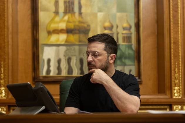 News Themen der Woche KW11 News Bilder des Tages March 16, 2025, Kyiv, Ukraine: Ukrainian President Volodymyr Zelenskyy, listens to Canadian Prime Minister Mark Carney during bilateral discussions via teleconference, from the Mariinsky Palace, March 16, 2025 in Kyiv, Ukraine. Kyiv Ukraine - ZUMAp138 20250316_zaa_p138_001 Copyright: xUkrainexPresidency UkrainianxPrex