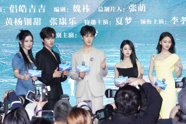 Entertainment Themen der Woche KW11 Entertainment Bilder des Tages HONG KONG, CHINA - MARCH 17: (L-R) Actress Alina Zhang Meng, actor Zhang Kangle, actor Li Yunrui, actress Huangyang Tian Tian and actress Xia Meng attend the 2025 Yaoke New Drama Conference as a part of the Hong Kong International Film and TV Market (FILMART) at Hong Kong Convention and Exhibition Centre on March 17, 2025 in Hong Kong, China.  Copyright: xVCGx 111555259168