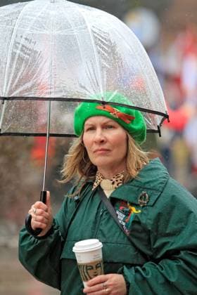 St. Patrick s Day Parade In Downtown Toronto, Canada, On March 16, 2025. A participant waits in the rain for the start of the St. Patrick s Day parade in Toronto, Canada, on March 16, 2025. Toronto Canada  Copyright: xMikexCampbellx originalFilename: campbell-notitle250317_npT9X.jpg