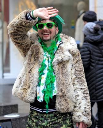 St. Patrick s Day Parade In Downtown Toronto, Canada, On March 16, 2025. A spectator waves to parade participants while watching the St. Patrick s Day parade in Toronto, Canada, on March 16, 2025. Toronto Canada  Copyright: xMikexCampbellx originalFilename: campbell-notitle250317_np6pU.jpg