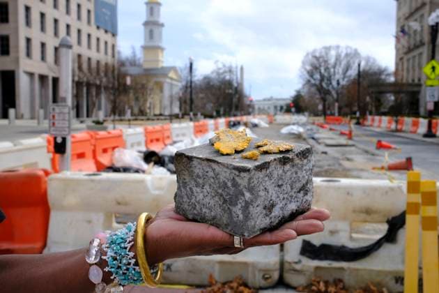 Bilder des Jahres 2025, News 03 März News Themen der Woche KW11 Removal Of Black Lives Matter Plaza Nadine Seiler, 59, of Waldorf, Maryland, holds a brick and parts of a bold-yellow letter from the Black Lives Matter mural as the mural removal continues near the White House in Washington D.C., on March 16, 2025. Nadine is present at the 2020 George Floyd protests. The BLM mural is painted near the White House during the 2020 protests following the murder of George Floyd by police officer Derek Chauvin in Minneapolis, Minnesota. Washington DC United States  Copyright: xAashishxKiphayetx originalFilename: kiphayet-removalo250316_npRlW.jpg