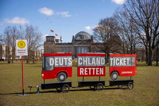 Bilder des Jahres 2025, News 03 März News Themen der Woche KW12 Greenpeace Aktion zum Deutschlandticket vor dem Reichstasgebaeude - Berlin, 17.03.2025. Berlin Deutschland *** Greenpeace action on the Germany ticket in front of the Reichstag building Berlin, 17 03 2025 Berlin Germany Copyright: xTiloxStraussx