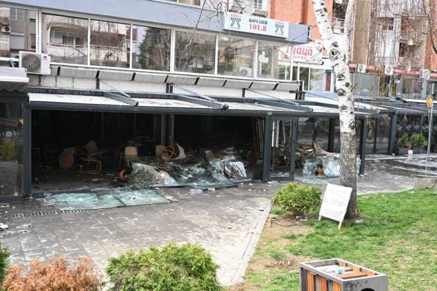 Bilder des Jahres 2025, News 03 März News Themen der Woche KW12 RECORD DATE NOT STATED Riots break out in Kocani, protesters smash up nightclub owner s cafe A protest was organized, on March 17, 2025 in Kocani, North Macedonia, demanding accountability from the owner of the nightclub for a series of safety lapses that led to a tragic fire in which 59 people died and more than 150 were injured. During the protest, protesters damaged the cafe and the shop window of the place where his company s headquarters is located, and overturned his car.  STR-1234 PIXSELL