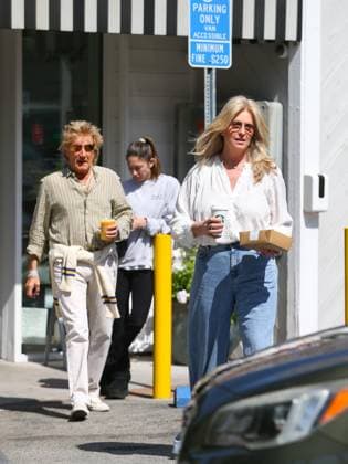 Entertainment Bilder des Tages Rod Stewart and Penny Lancaster are all smiles as they are seen grabbing lunch and drinks to go Featuring: Rod Stewart and Penny Lancaster Where: Los Angeles, California, United States When: 17 Mar 2025 Credit: Bellocqimages BauerGriffin INSTARimages EDITORIAL USE ONLY. NOT FOR USE BY NEWSPAPERS BASED IN THE UK. Copyright: xx instar54608096