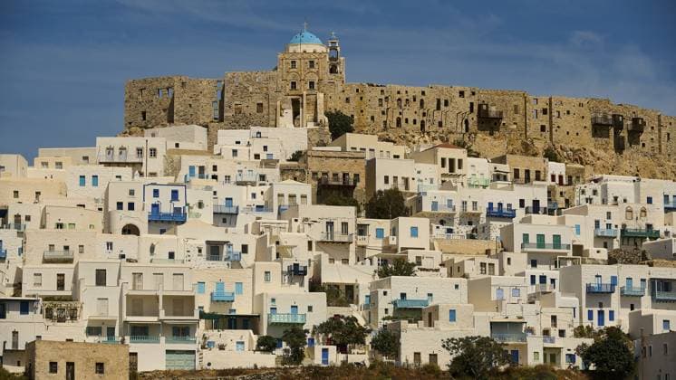 IMAGO Creative, Herbst, Reiseziel, Dodekanes, Griechische Inseln Steinige Festung thront über einer Siedlung aus weißen, kubischen Häusern, Burg Querini, Chora, Astypalea, Dodekanes, Griechische Inseln, Griechenland, Europa Stone fortress towers over a settlement of white cubic houses, Querini Castle, Chora, Astypalea, Dodecanese, Greek Islands, Greece, Europe Copyright: imageBROKER RalfxAdler ibxraa12924781.jpg
