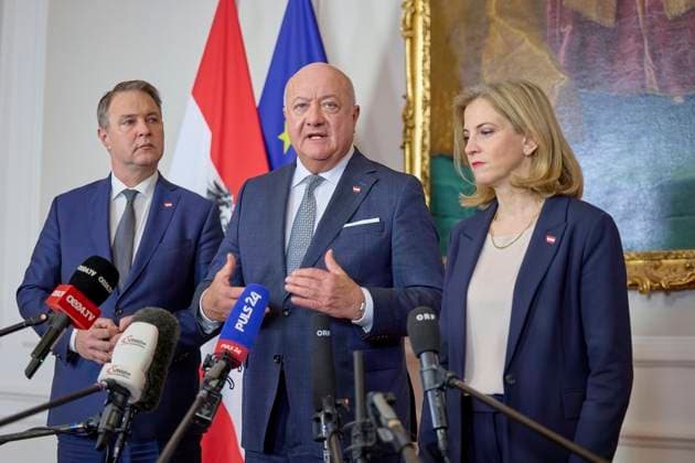 Bilder des Jahres 2025, News 03 März News Themen der Woche KW12 News Bilder des Tages - Wien 18.03.2025 - Regierungsklausur - Die neue österreichische Bundesregierung hielt heute im Bundeskanzleramt eine erste Arbeitsklausur ab.. Die Arbeitsklausur wurde mit einem gemeinsamen Doorstep eröffnet. PHOTO: (v.L.) Vizekanzler Andreas Babler (SPÖ), Bundeskanzler Christian Stocker (ÖVP), Außenministerin Beate Meinl-Reisinger (NEOS) beim Doorstep. Vienna (AUSTRIA) - Austrian Government retreat - The new Federal Government held its first working retreat at the Federal Chancellery today. - OVP, SPO, Oevp, SPOe, Regierungsklausur, Regierung, Bundesregierung, Klausur, Arbeitsklausur Bundesregierung *** Vienna 18 03 2025 Government retreat The new Austrian Federal Government held its first working retreat at the Federal Chance 