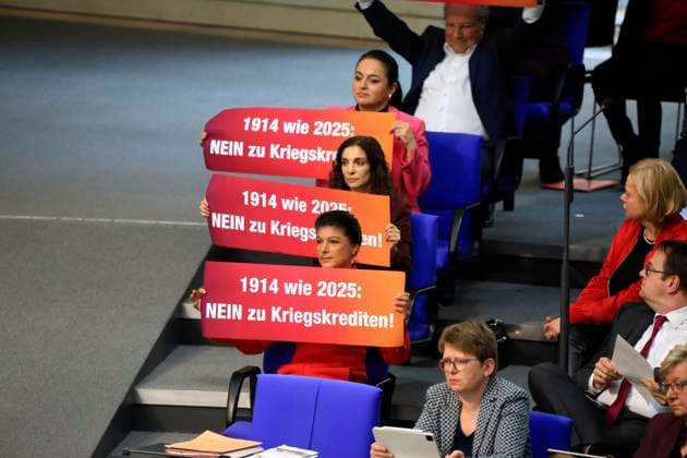 Bilder des Jahres 2025, News 03 März News Themen der Woche KW12 News Bilder des Tages Berlin, 18.03.2025 213. Sitzung des Deutschen Bundestages Abgeordnete der Gruppe des BSW halten Plakate mi der Aufschrift 1914 wie 2025; Nein zu Kriegskrediten Zweite und dritte Beratung des von den Fraktionen der SPD und CDU CSU eingebrachten Entwurfs eines Gesetzes zur Änderung des Grundgesetzes (Artikel 109, 115, 143h) Berlin Germany *** Berlin, 18 03 2025 213 Session of the German Bundestag Members of the BSW group hold posters with the inscription 1914 like 2025 No to war loans Second and third deliberation of the draft bill introduced by the SPD and CDU CSU parliamentary groups to amend the Basic Law Articles 109, 115, 143h Berlin Germany Copyright: xMatthiasxGränzdörferx